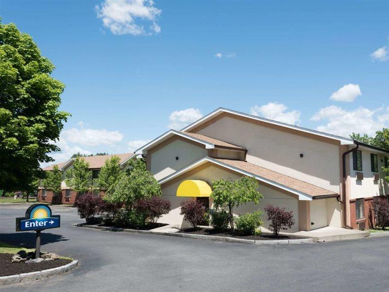 Days Inn By Wyndham Greenfield Extérieur photo