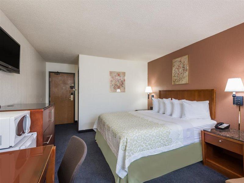 Days Inn By Wyndham Greenfield Extérieur photo