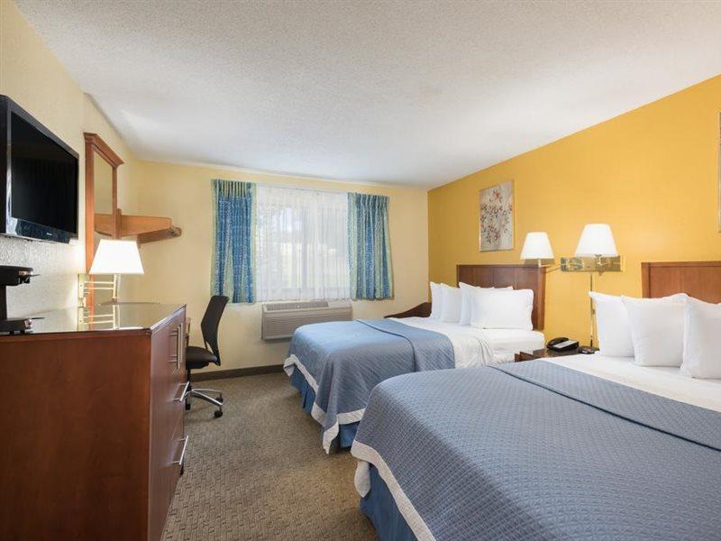 Days Inn By Wyndham Greenfield Extérieur photo