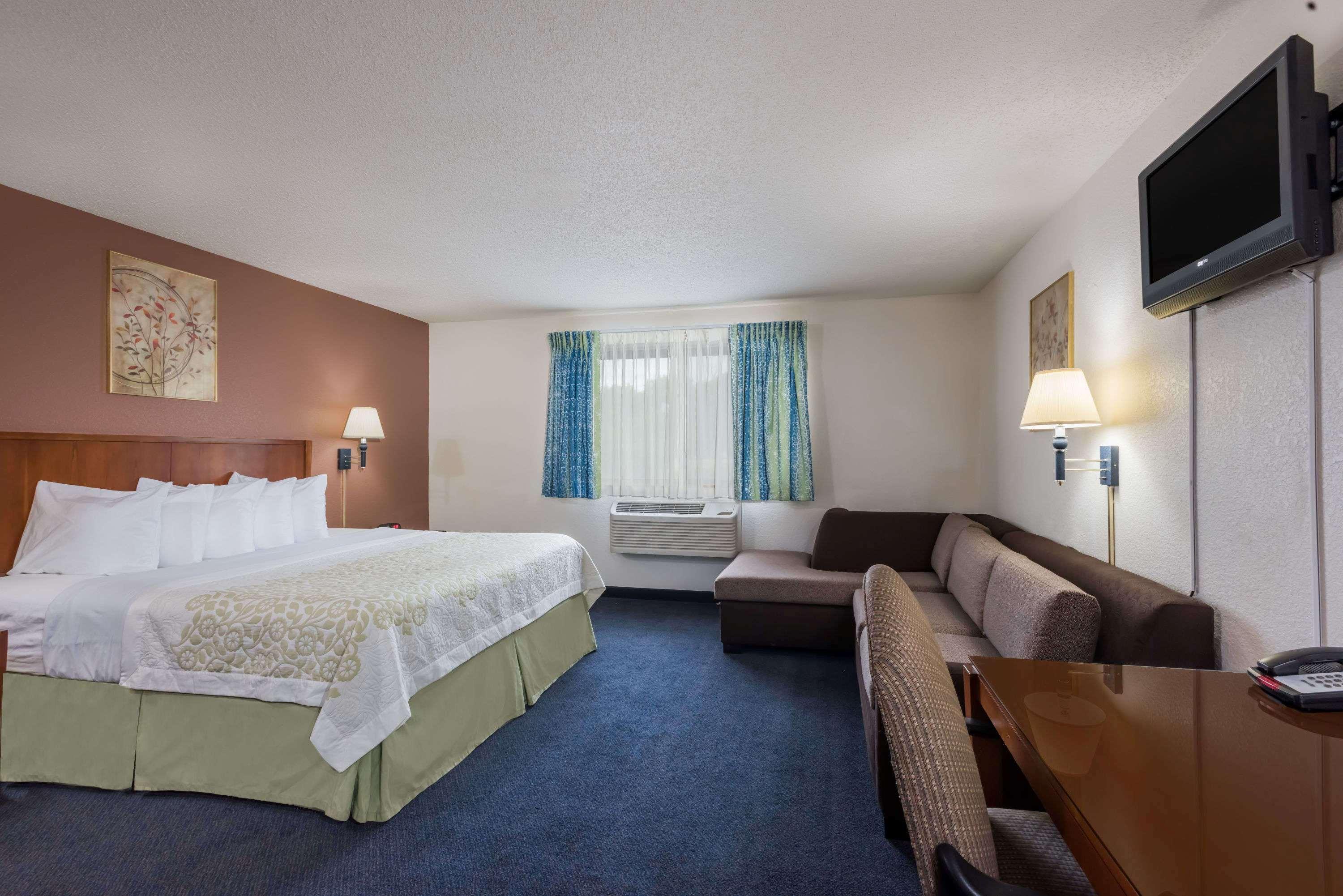 Days Inn By Wyndham Greenfield Extérieur photo