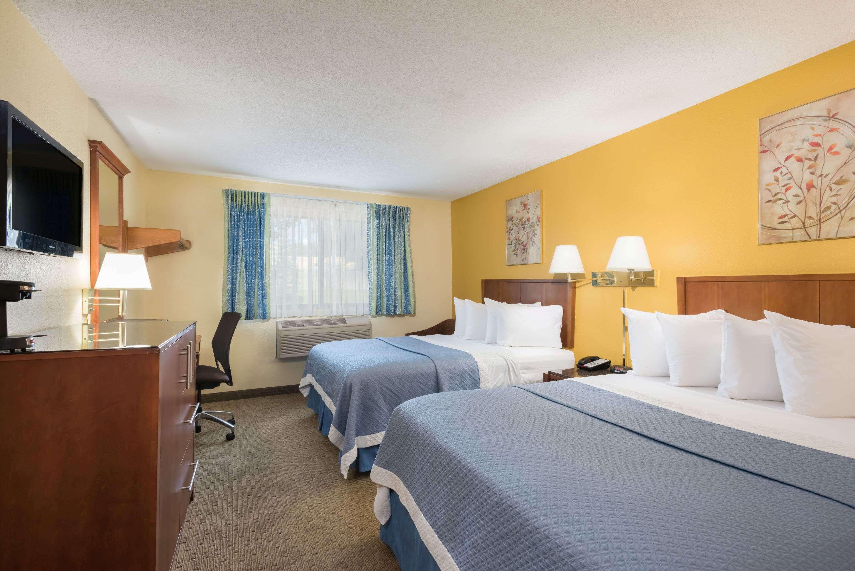 Days Inn By Wyndham Greenfield Extérieur photo