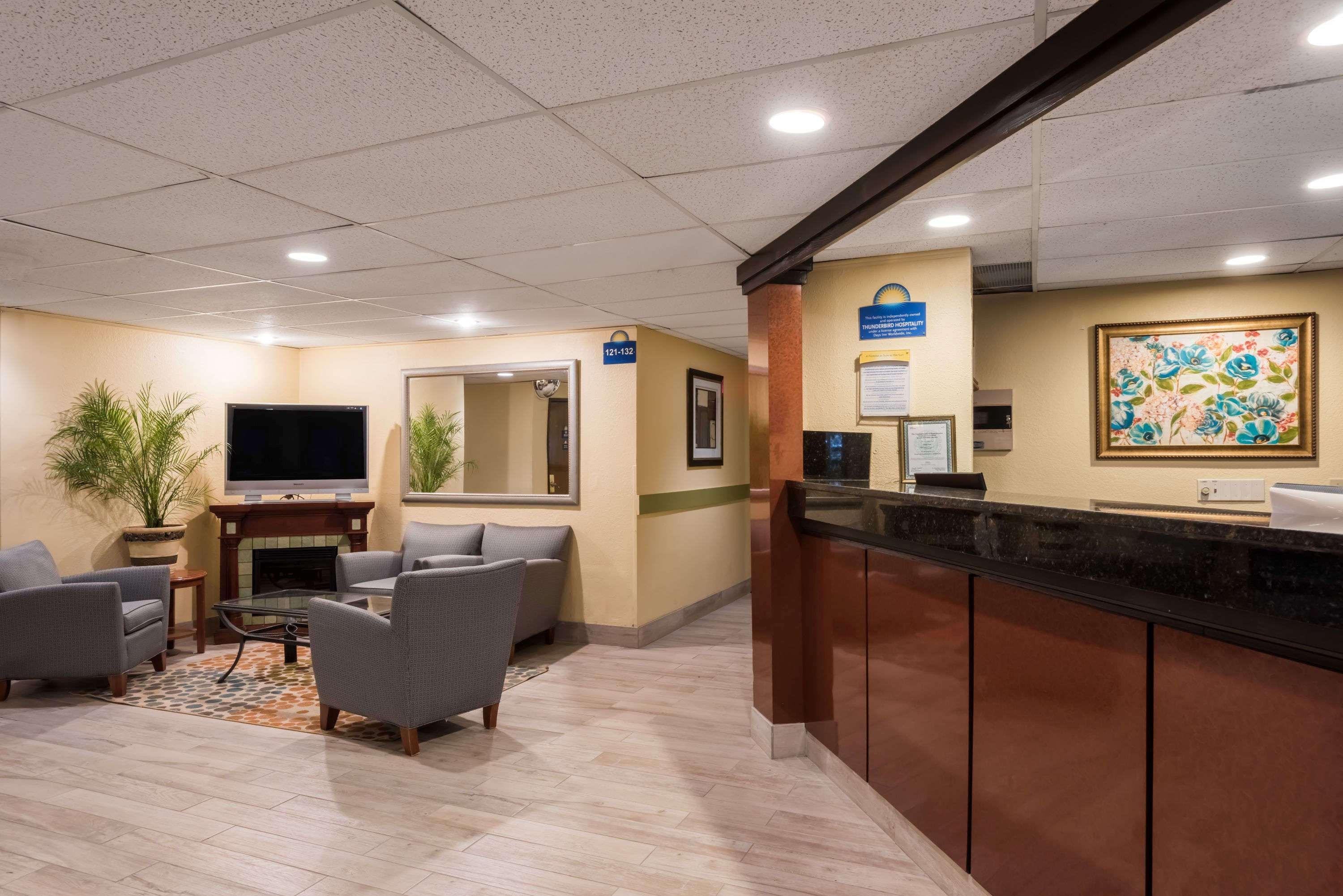 Days Inn By Wyndham Greenfield Extérieur photo