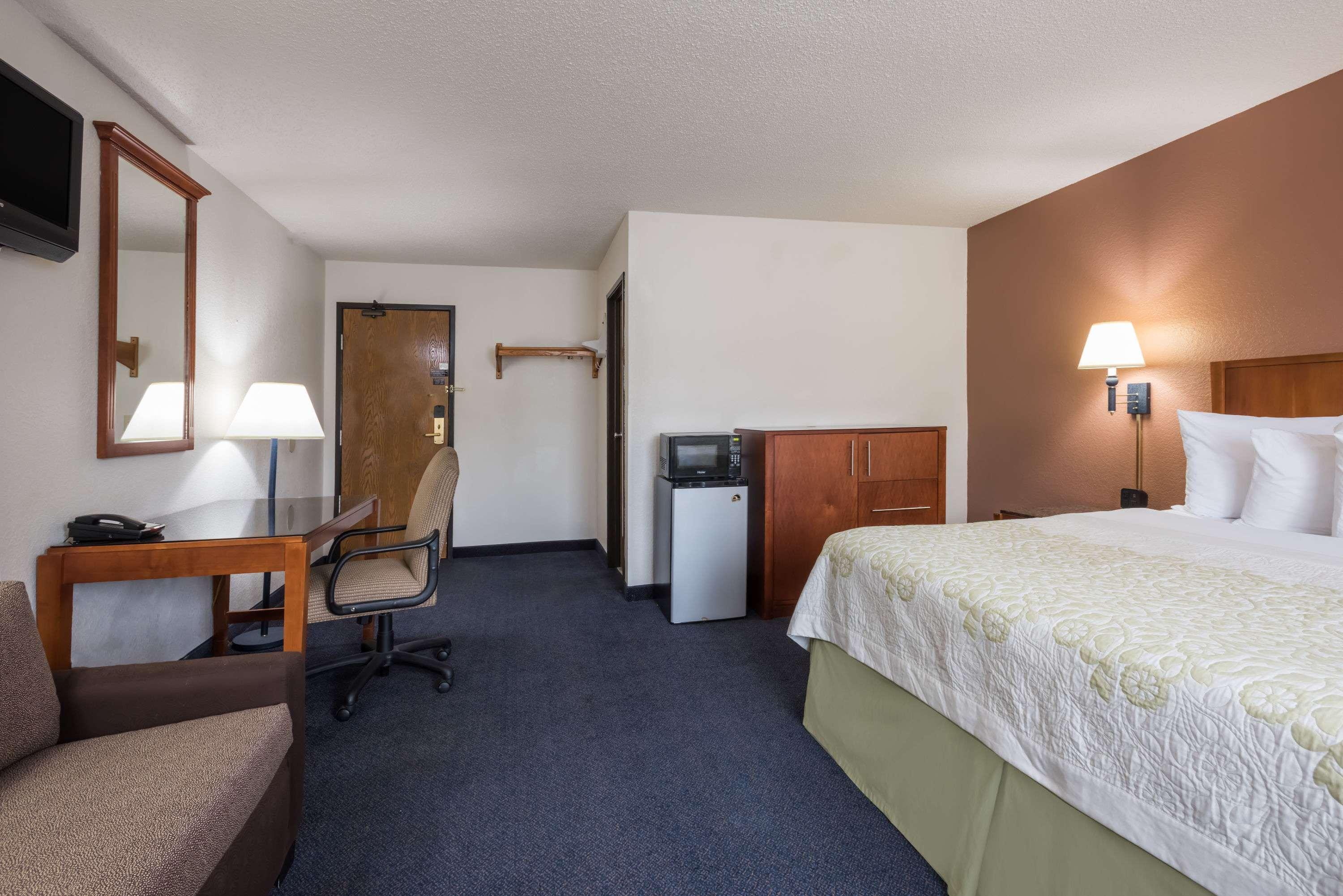 Days Inn By Wyndham Greenfield Extérieur photo