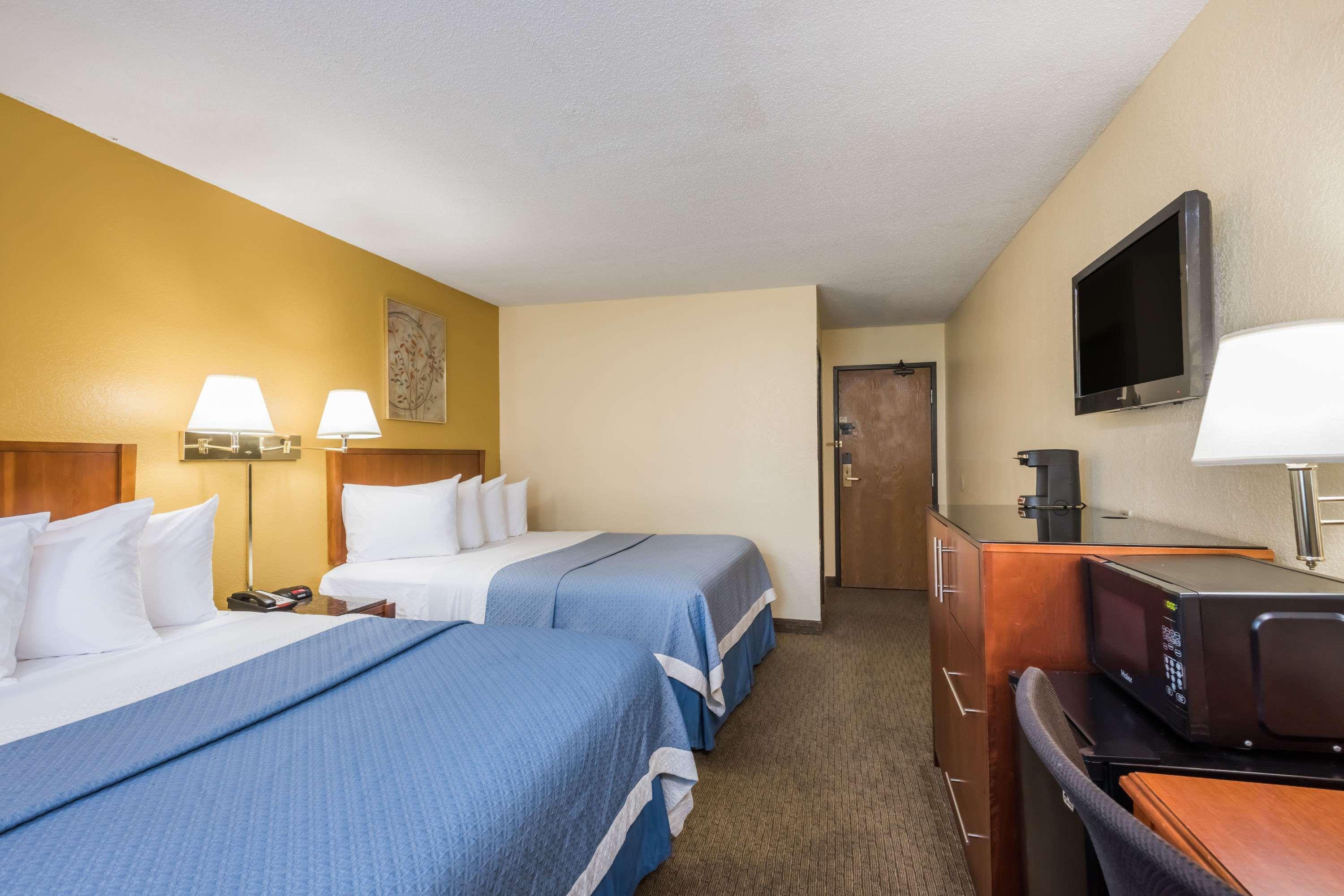 Days Inn By Wyndham Greenfield Extérieur photo